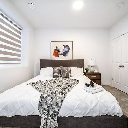 *New* Modern Suite King Bed! Netflix! Sleeps 4! Edmonton Exterior photo