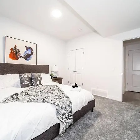 *New* Modern Suite King Bed! Netflix! Sleeps 4! Edmonton Exterior photo