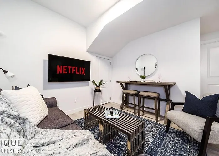 *New* Modern Suite King Bed! Netflix! Sleeps 4!