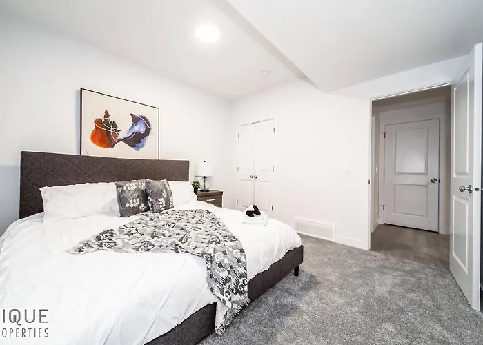 *New* Modern Suite King Bed! Netflix! Sleeps 4!
