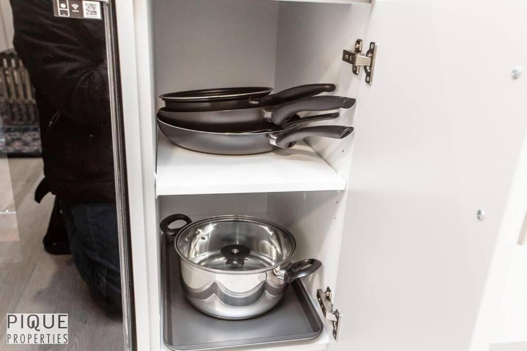 *new* Modern King Bed! Netflix! Sleeps 4! Apartment