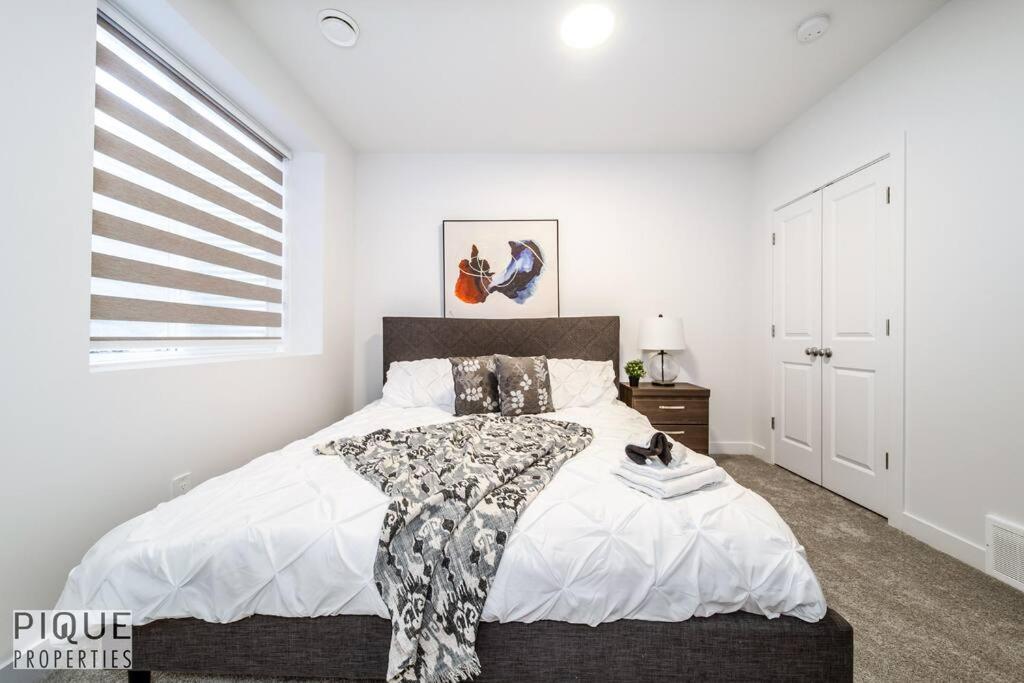 *new* Modern King Bed! Netflix! Sleeps 4! Apartment *