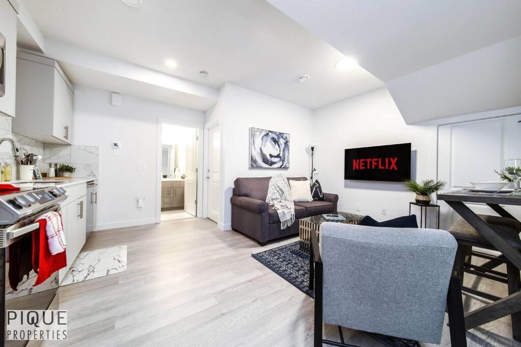 *new* Modern King Bed! Netflix! Sleeps 4! Apartment Edmonton